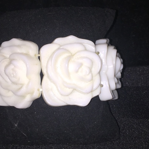 🛍2 for $30🛍️NWOT Ivory coloured slip  on floral bracelet expandable band - Picture 2 of 2